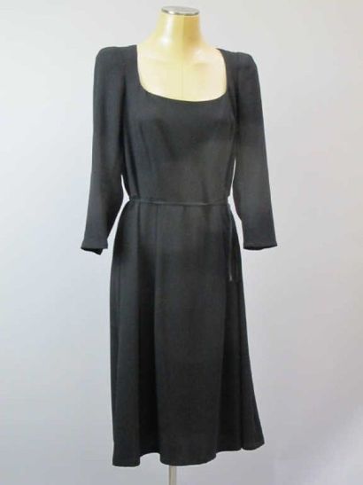 Agnès B. Robe noire en crêpe, taille 42....