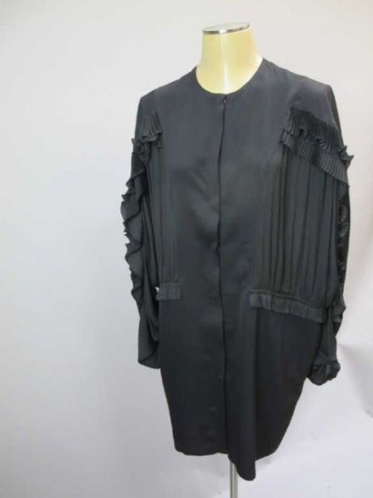 Givenchy. Chemise en soie noire. Manches...