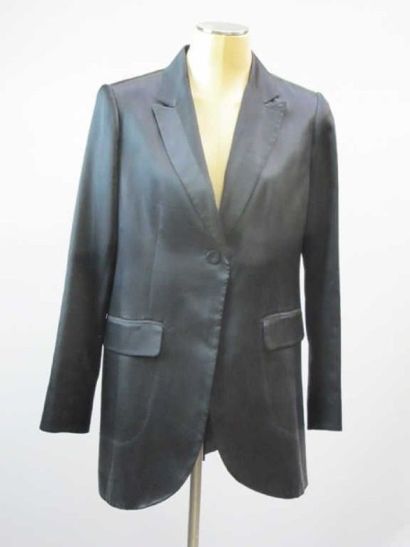 Paule Ka. Veste longue satin noir, un bouton,...