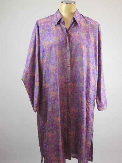 Anonyme. Robe en soie imprimée fond violet,...