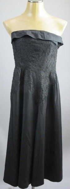 Anonyme. Robe vintage en taffetas noire rebrodée,...