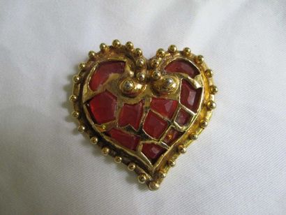 Lacroix. Broche forme coeur doré, résine...