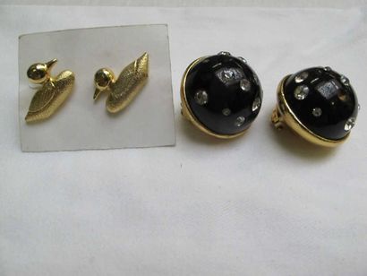 Lot comprenant une paire de boucles d'oreilles...