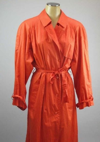 Anonyme. Imperméable long coton laqué rouge....