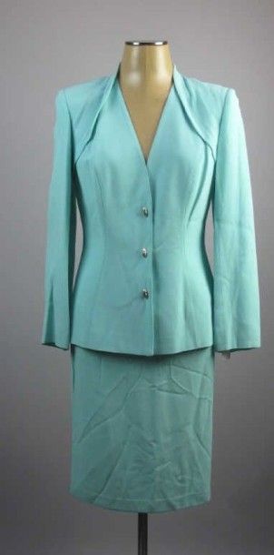 Tailleur en crêpe vert d'eau, trois boutons...
