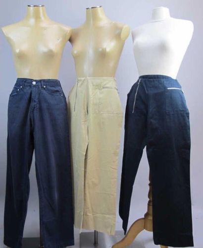 Versace Couture. Pantalon en coton bleu marine....