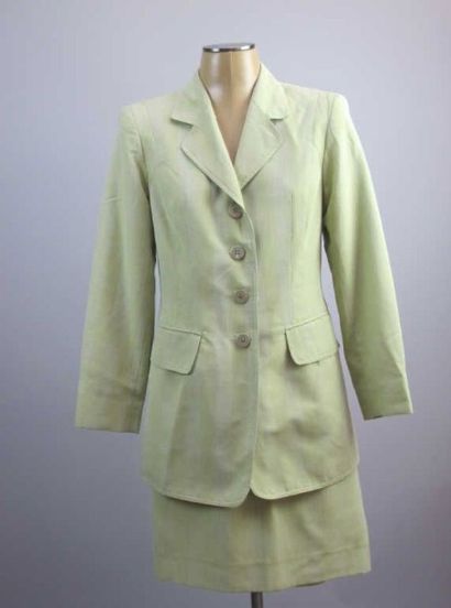Nina Ricci. Tailleur jupe vert, quatre boutons...