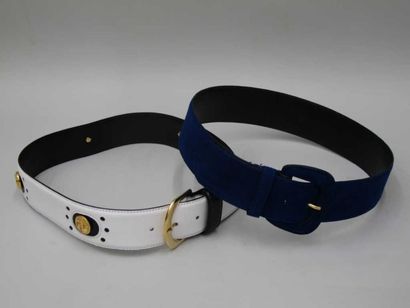 GUY LAROCHE Paris. Ceinture en cuir blanc...
