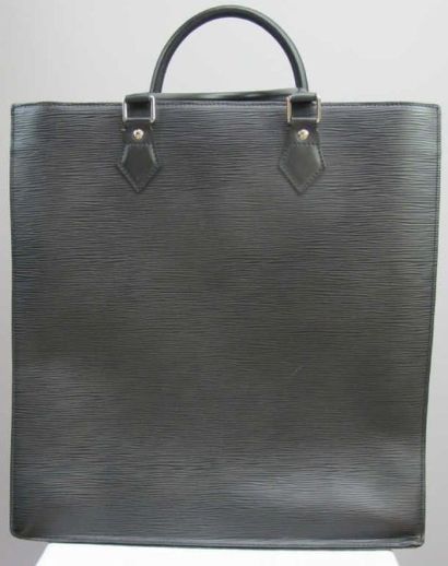 Louis Vuitton. Sac plat cuir épis noir. 38...