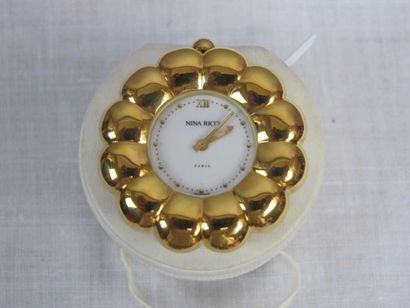 Nina Ricci. Pendulette de voyage en métal...