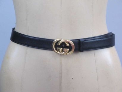 Gucci. Ceinture en cuir noir boucle en métal...