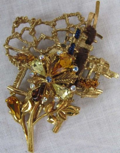 Christian Lacroix. Broche métal doré représentant...