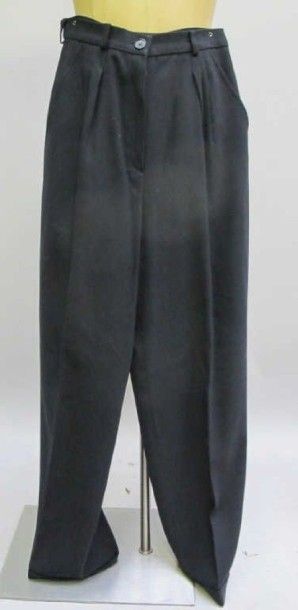 Yves Saint Laurent. Pantalon bleu marine....