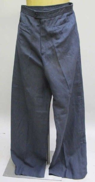 Yves Saint Laurent. Pantalon bleu marine....