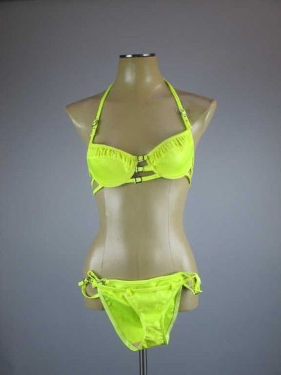 DIOR
Un bikini
L'un jaune fluo à multiple...