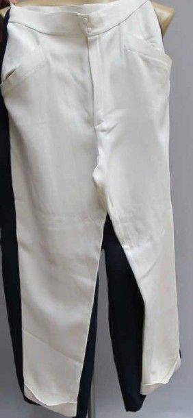 Thierry Mugler. Deux pantalons fluides à...