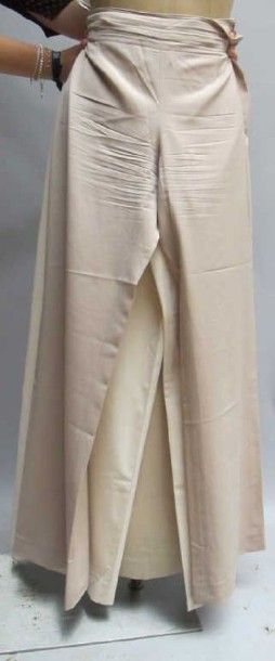 Mugler. Lot de trois pantalons beiges, T.38....