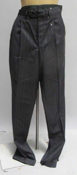 Givenchy. Pantalon bleu marine, piqures oranges,...