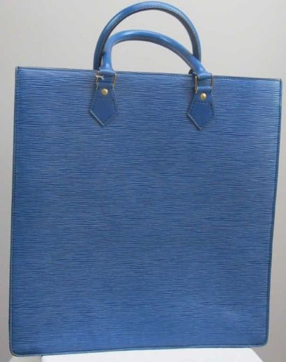 Louis Vuitton. Sac plat cuir épis bleu. 38...