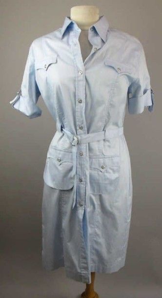 Hazan. Robe bleu clair se fermant comme une...
