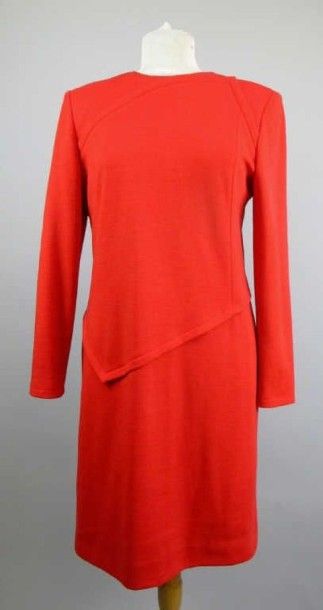 Givenchy. Robe rouge près du corps T.42....