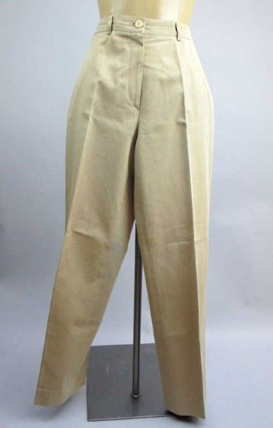 Axxon Marcus. Pantalon beige coupe droite...