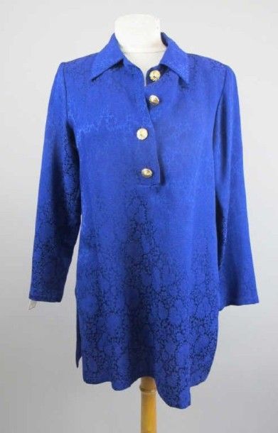Saint Laurent. Chemisier bleu roi fermé par...
