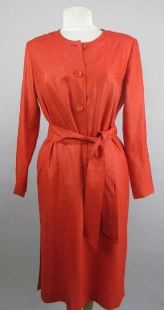 Ora Brëta. Robe rouge et sa ceinture, T....