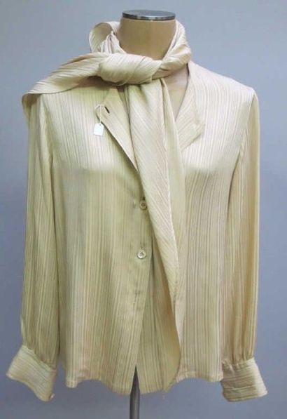 VALENTINO Boutique
Chemisier en soie beige...