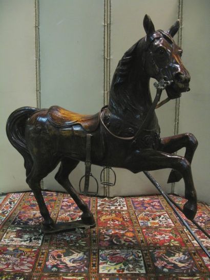 Cheval de manège cabré en bois vernis. (renforts,...