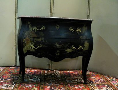 Commode à décor de panneaux de laque, ouvrant...