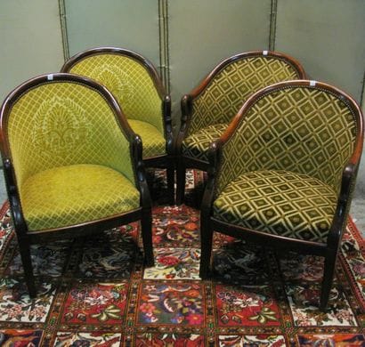 Suite de quatre fauteuils en acajou, accoudoirs...