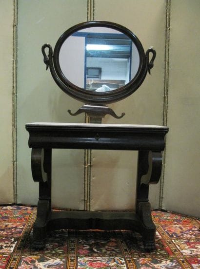 Table de toilette en acajou, plateau de marbre...