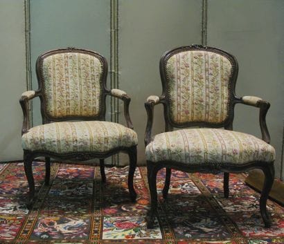 Paire de fauteuils cabriolets en bois naturel...