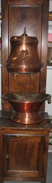 Fontaine en cuivre et son support en chêne...