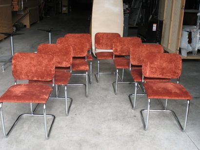 Ensemble de huit chaises; piétement tubulaire...