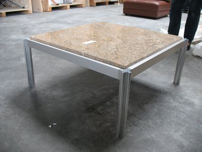 Une table basse; plateau en granit 
