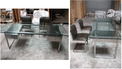 Bureau plaqué d'aluminium, ouvrant par deux...