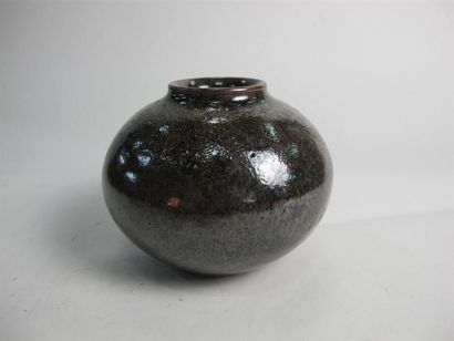 Yves LOISELET (né en 1957). Vase boule à...