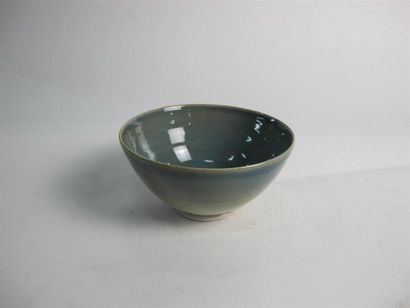 Brigitte LECANUET (née en 1949). Bol en porcelaine...