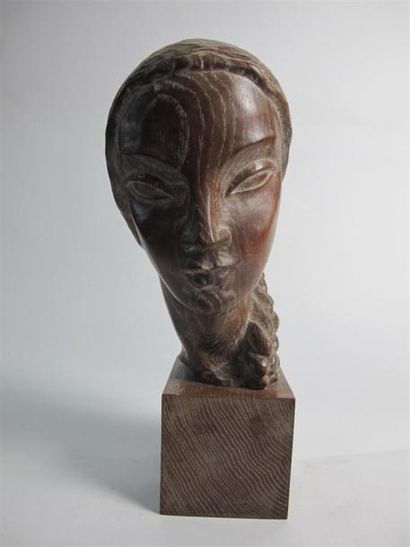 J. KRAFFTER. Tête de femme nattée, en bois...