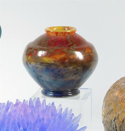 DAUM Vase pansu sur piédouche à col ourlet...