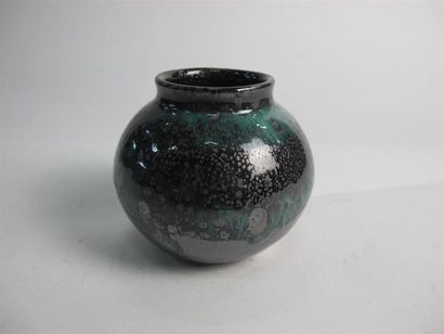Yves LOISELET (né en 1957). Vase boule à...