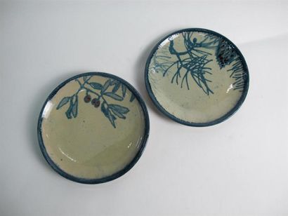 Deux assiettes en grès à décor émaillé bleu...