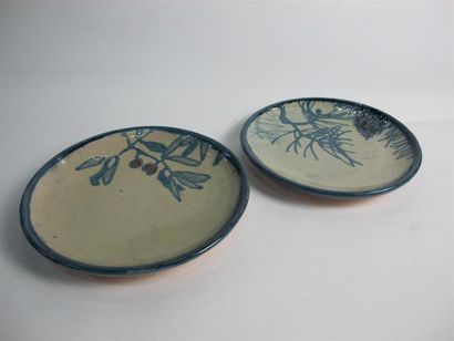 Deux assiettes en grès à décor émaillé bleu...
