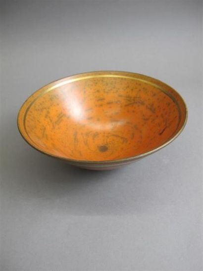 Coupe évasée en terre sigillée polie orangée...