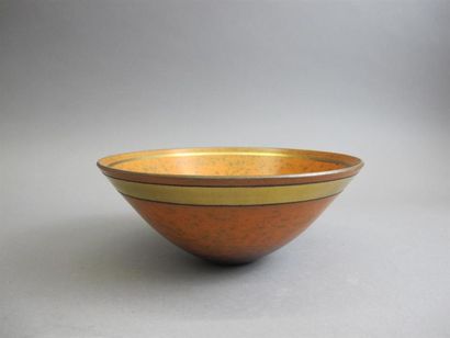Coupe évasée en terre sigillée polie orangée...