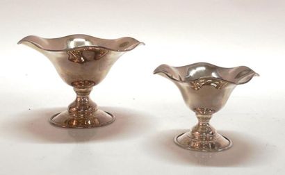 2 coupes festonnées en argent. 341 g. Haut.11...