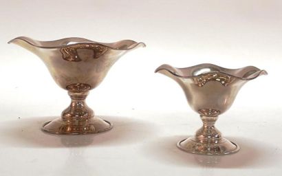 2 coupes festonnées en argent. 341 g. Haut.11...