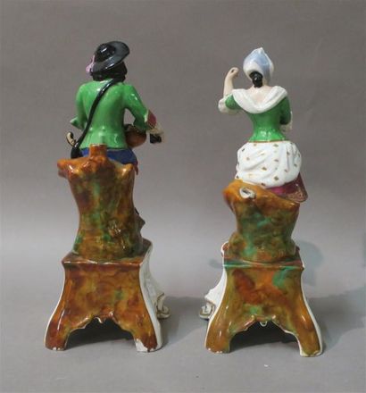 2 sujets en porcelaine : joueur de vielle...